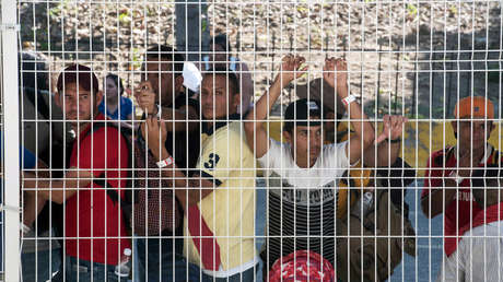 Mujer es acusada de retener a 33 inmigrantes en el sótano de su casa y quedarse con parte de su sueldo en EE.UU.