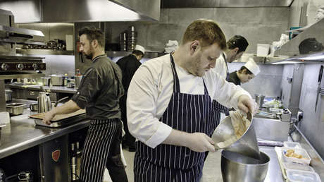 Activistas veganos irrumpen en un restaurante con estrella Michelin y el chef los enfrenta mostrándoles patos muertos