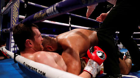 VIDEO: Un boxeador se enoja tras ir perdiendo, muerde a su contrincante y lo descalifican 