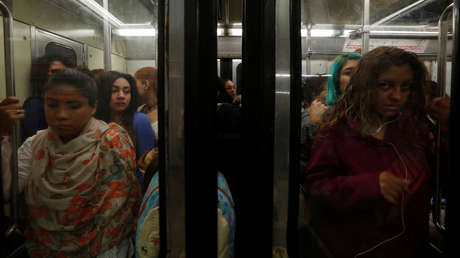 VIDEO: Una mujer propina una golpiza a su presunto acosador en el metro de México y lo entrega a la Policía