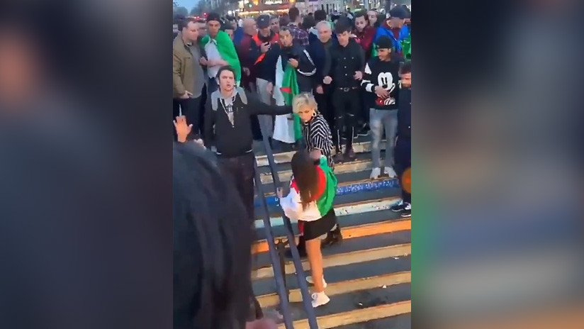 VIDEO: Una transexual es agredida en París durante una protesta contra el Gobierno de Argelia