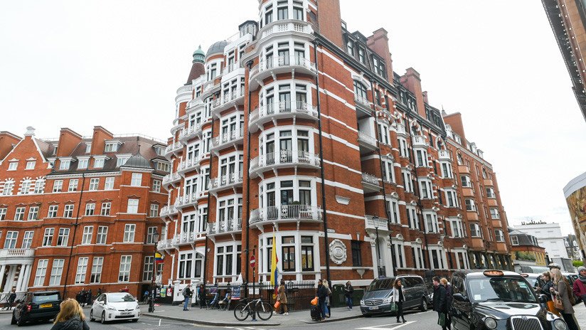 Policía británica: Assange fue arrestado en relación con una orden de extradición de las autoridades de EE.UU.