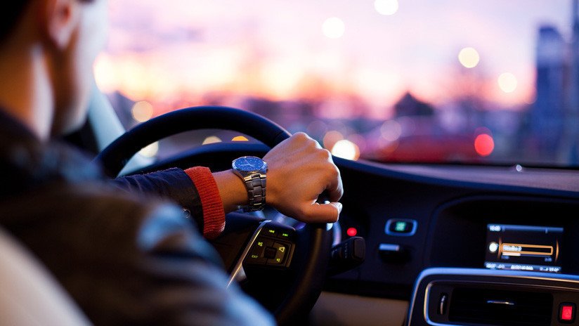 Roba un auto por accidente en 1998 y busca a su dueña para disculparse 20 años después