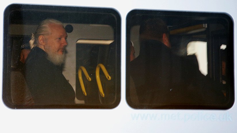 ¿A qué libro se aferraba Assange en el momento de ser detenido?