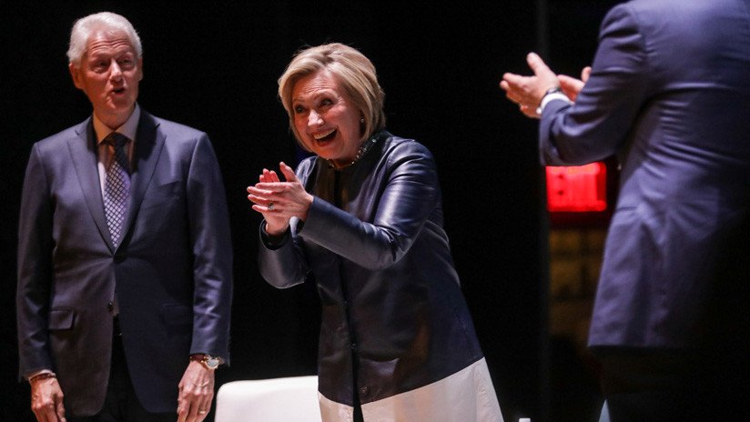 VIDEO: Hillary Clinton se burla de las políticas de Trump mientras bromea sobre el arresto de Assange 