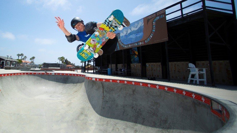 La leyenda del monopatín Tony Hawk trata de alquilar un coche, pero eliminan su reserva creyendo que era falsa