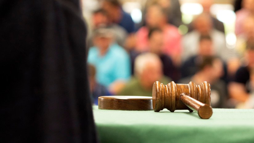 Un hombre pide una indemnización de 86.000 dólares a sus padres por destruir su colección de porno