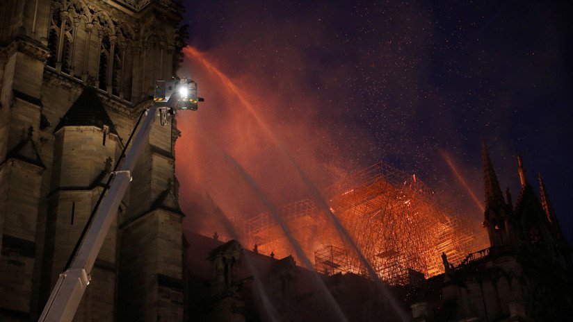 Los bomberos franceses no están seguros de poder sofocar el incendio de Notre Dame