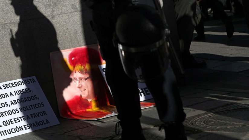 VIDEO: Queman y disparan a un muñeco con el aspecto de Puigdemont en un pueblo de Sevilla