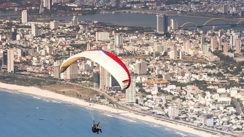 VIDEO: Paracaidista brasileño sufre un fuerte choque contra una pared por filmarse a sí mismo en su caída