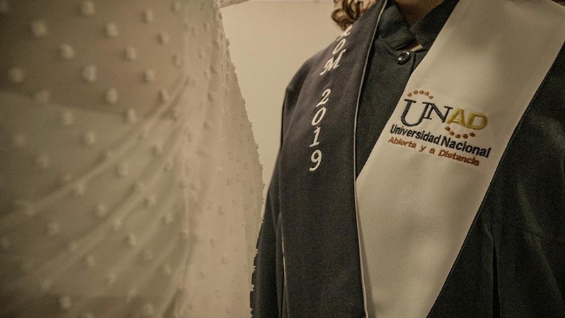 Un grupo de ex guerrilleros de las FARC se gradúan de bachilleres en una universidad de Colombia