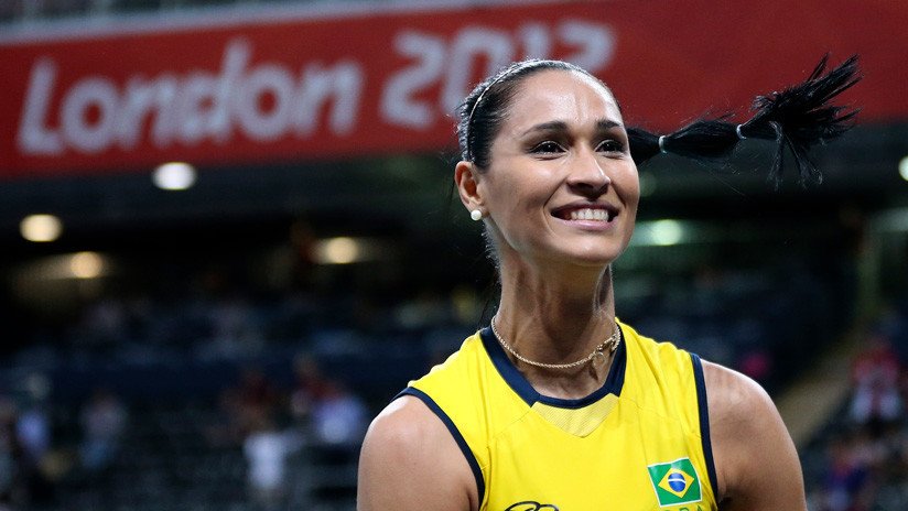 VIDEO: Bicampeona olímpica de voleibol se desmaya en plena entrevista en directo