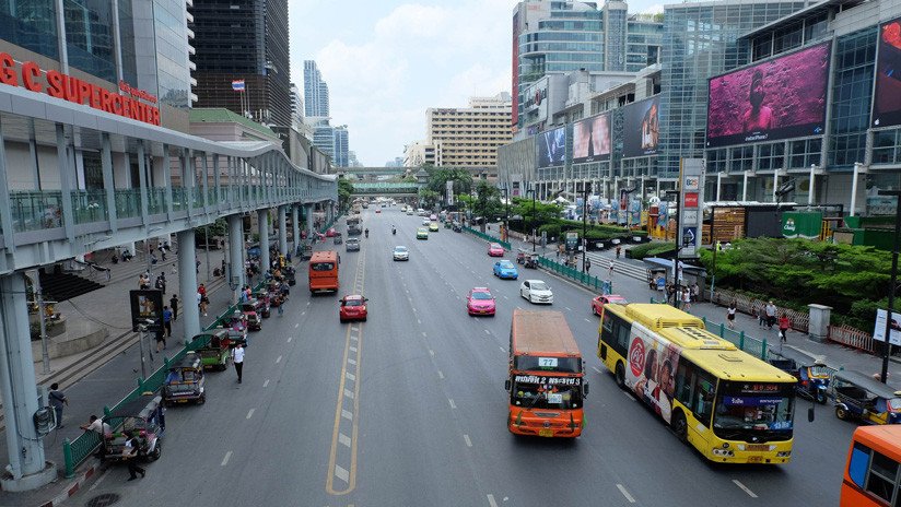 VIDEO: Un hombre abre una bolsa de cobras en una transitada calle para un ritual religioso