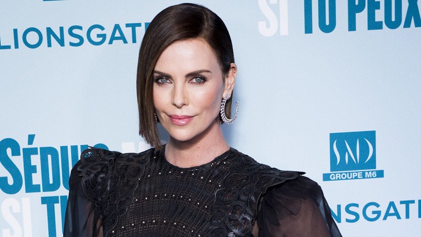 VIDEO: Presentador besa sin su consentimiento a la intérprete de Charlize Theron y la actriz le deja en evidencia en directo