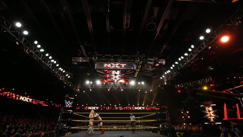 Réferi se quiebra una pierna en plena pelea de la WWE y continúa su labor hasta el conteo