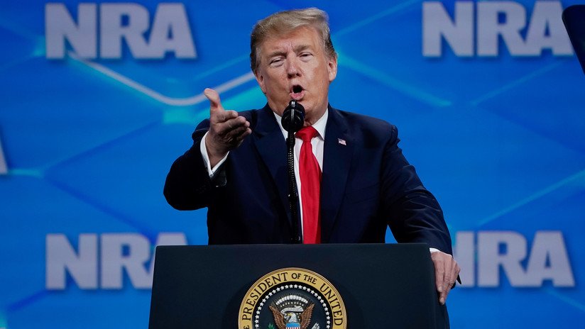 VIDEO: Arrojan un móvil contra Donald Trump durante una conferencia sobre armas en EE.UU.