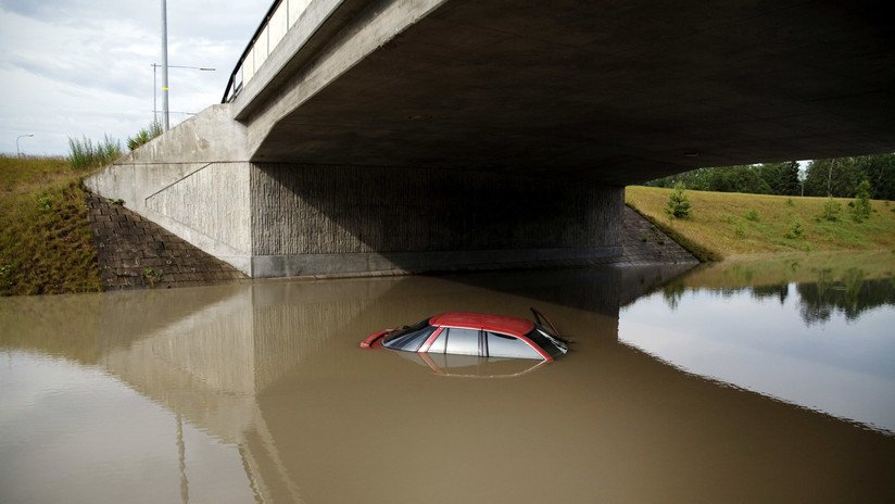 VIDEO: Rescatan a una mujer justo antes de que su automóvil se hunda en un río de EE.UU. 