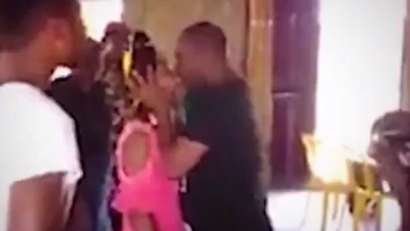 VIDEO: Un pastor besa durante un minuto a una joven feligresa para exorcizar los demonios de su cuerpo