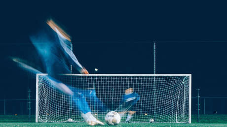 VIDEO: Un futbolista emiratí termina en el hospital tras recibir un brutal golpe en la cabeza