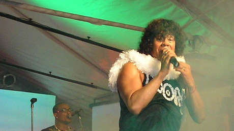 "¿Quién eres?": La Mona Jiménez actúa en el festival Lollapalooza y luego no reconoce a su creador (VIDEO)