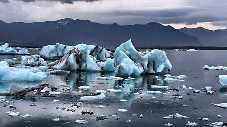 VIDEO: Los turistas huyen despavoridos de una ola masiva causada por el derrumbe de un glaciar
