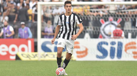 VIDEO: Sale en ambulancia del campo de fútbol tras golpearse duramente la cabeza contra la de un rival