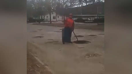 Un niño de 12 años repara por cuenta propia "las malditas carreteras": "No quiero que a la gente se le destroce el coche como a mi madre" (VIDEO)
