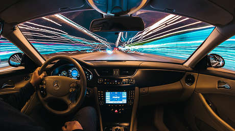 VIDEO: Un conductor sale despedido por la ventana de su auto tras ser impactado desde atrás por otro coche