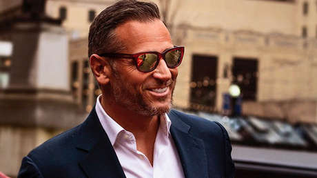 Un expastor logra popularidad mundial por ser un 'papá sexy'