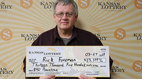 Un hombre gana más de 10.000 dólares al comprar lotería por un descuido