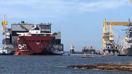 FOTO: Un dique flotante, una barcaza y un destructor de EE.UU. colisionan en un astillero