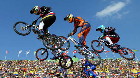 Una bicampeona olímpica y un medallista denuncian que los retuvieron en Argentina "por ser colombianos"