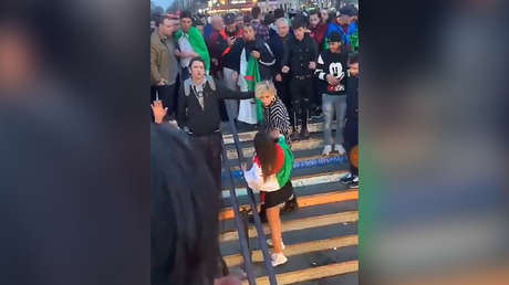 VIDEO: Una transexual es agredida en París durante una protesta contra el Gobierno de Argelia