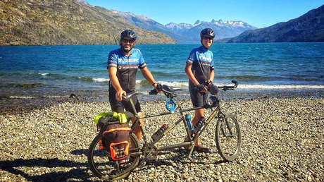 Tándem para concienciar: Cruza en bicicleta la cordillera de los Andes con su hijo de 15 años con autismo