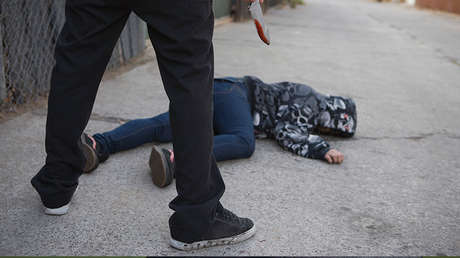 Un hombre moribundo con la garganta sangrando identifica a su asesino justo antes de morir