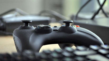 VIDEO: Padre obliga a su hijo a destruir la PlayStation por sacar malas notas