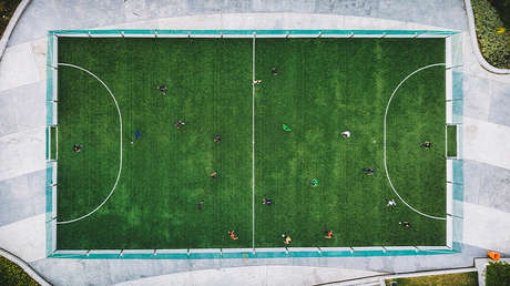 VIDEO: Un helicóptero aterriza en un estadio en medio de un partido y 'secuestra' a un futbolista