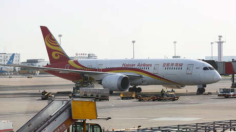 VIDEO: Un pasajero lanza monedas a un motor de su avión por consejo de su suegra