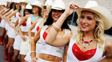 "Imprescindible talla 100 de pecho": Polémica en España por anuncio de trabajo de azafata en una carrera de autos