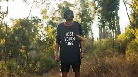 VIDEO: Un padre furioso agarra a un niño por la garganta y empuja a otro para defender a su hijo