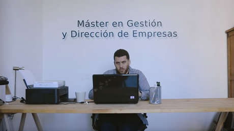 "Porque tengo 59 años": Hace un emotivo vídeo para buscar trabajo a su padre y se vuelve viral