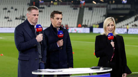 VIDEO: Una presentadora les hace una pregunta a dos expertos y estos le dan la espalda al responderle