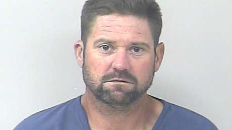 Sale de prisión y lo arrestan minutos después por robar autos en el aparcamiento de la cárcel