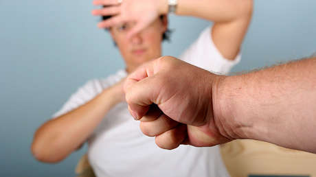 Video: Un sociólogo catarí enseña la forma correcta de golpear a las esposas según el islam