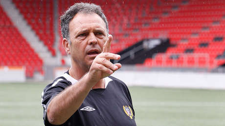 El técnico del Sevilla anuncia que sufre leucemia, pero continuará dirigiendo al club de la liga española