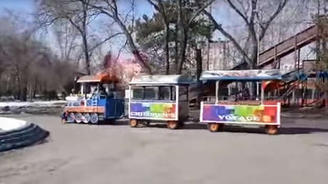 VIDEO: Un tren infantil sorprende a los visitantes de un parque con una ensordecedora canción de Rammstein