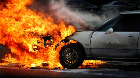 VIDEO: Una mujer logra salvar a sus dos bebés segundos antes de que su coche se convierta en una bola de fuego