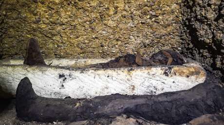 VIDEO: Transmiten en vivo la apertura de una tumba egipcia de miles de años y acceden a una momia intacta