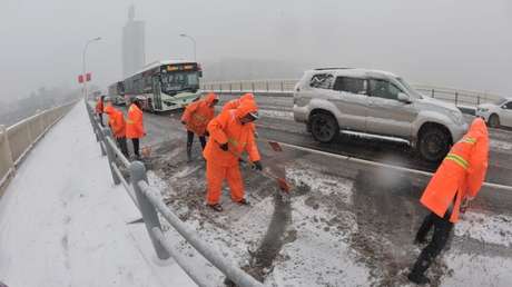 Empleados de la limpieza de calles en China tienen que portar pulseras inteligentes que los 'obligan' a trabajar si llevan 20 minutos sin moverse