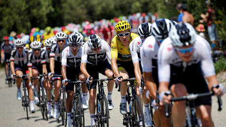 VIDEO: El imprevisto beso en la boca de una periodista y un ciclista momentos antes de una carrera